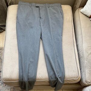 Perry Ellis Men’s Suit
Pants: 36/30
Jacket: 44R